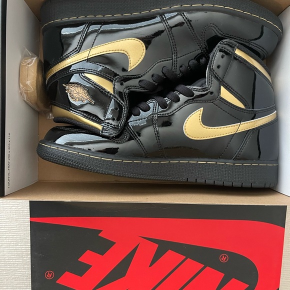 Nike Air Jordan 1 Retro Black and Metallic Gold - Picture 1 of 3